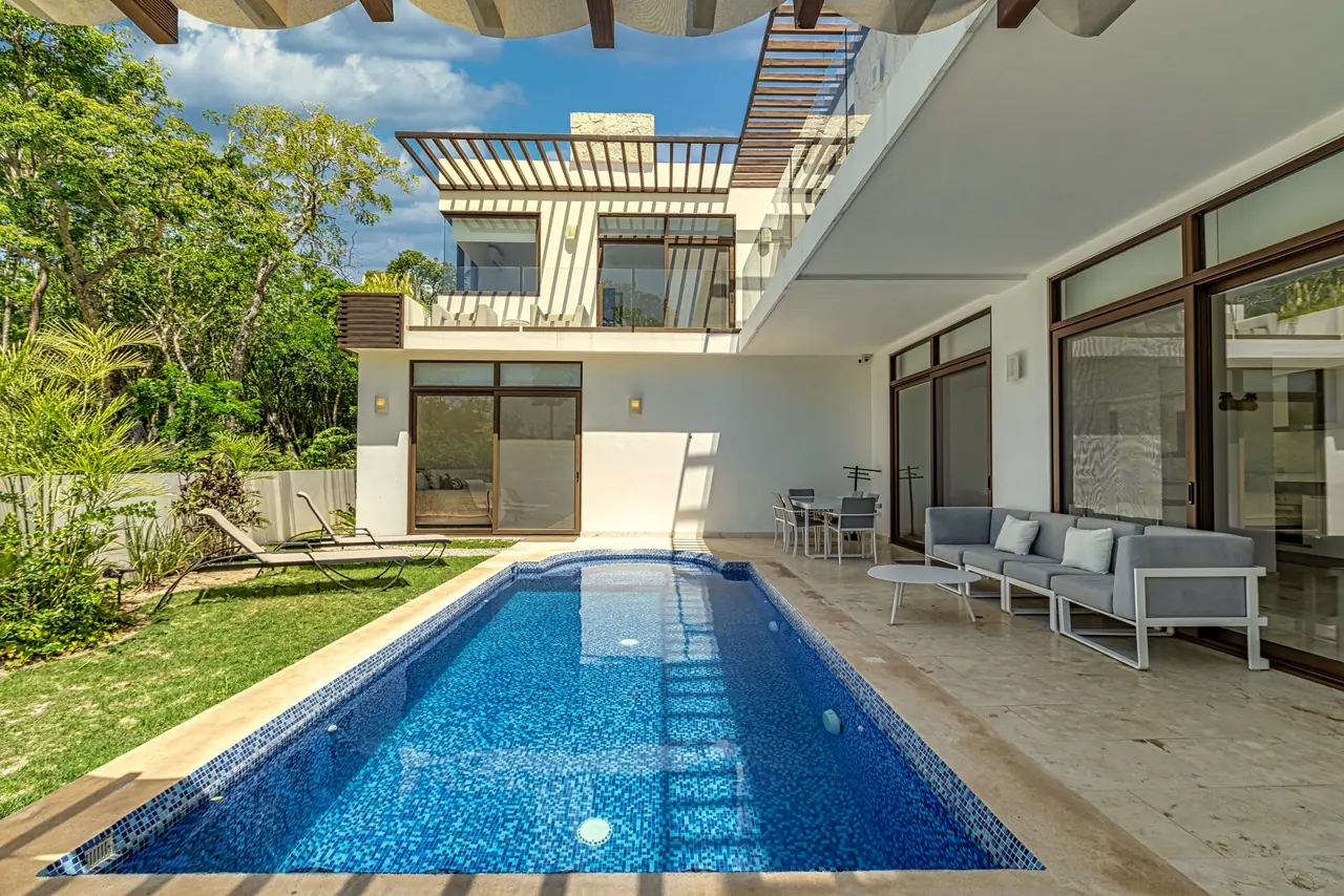 Terraza con sala exterior junto a la alberca