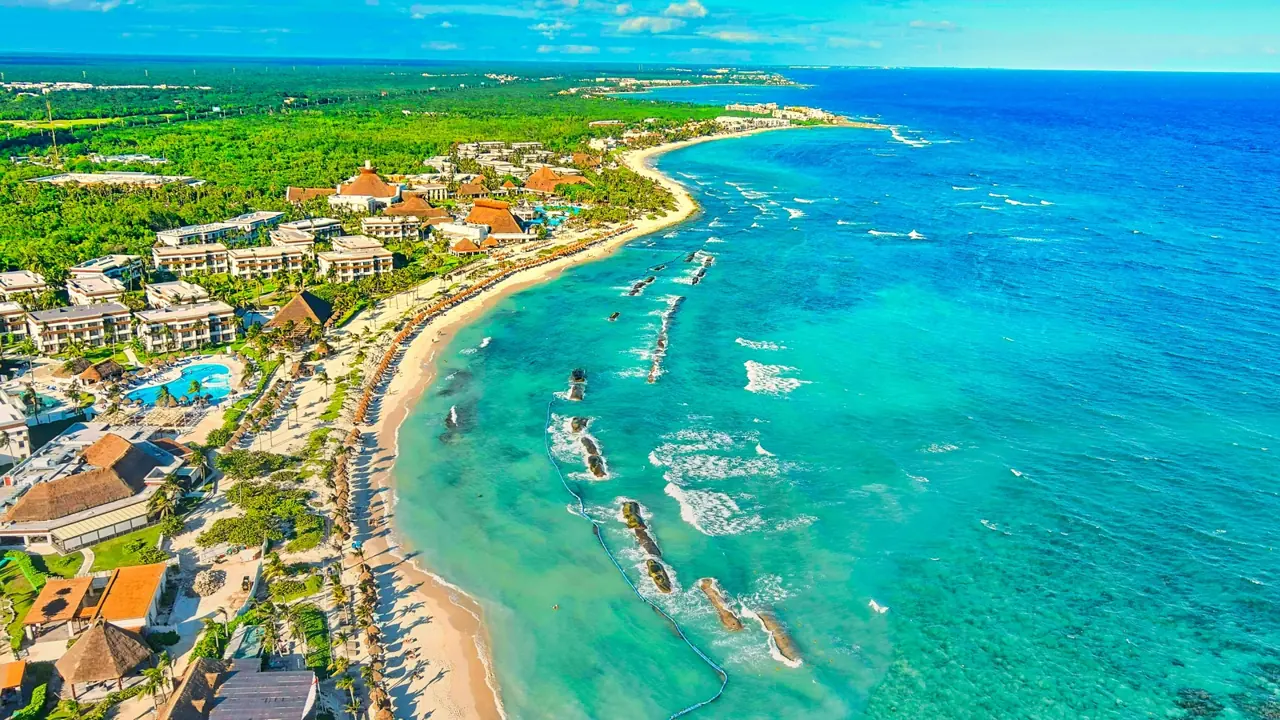 Vista aérea de la playa del resort en la Riviera Maya